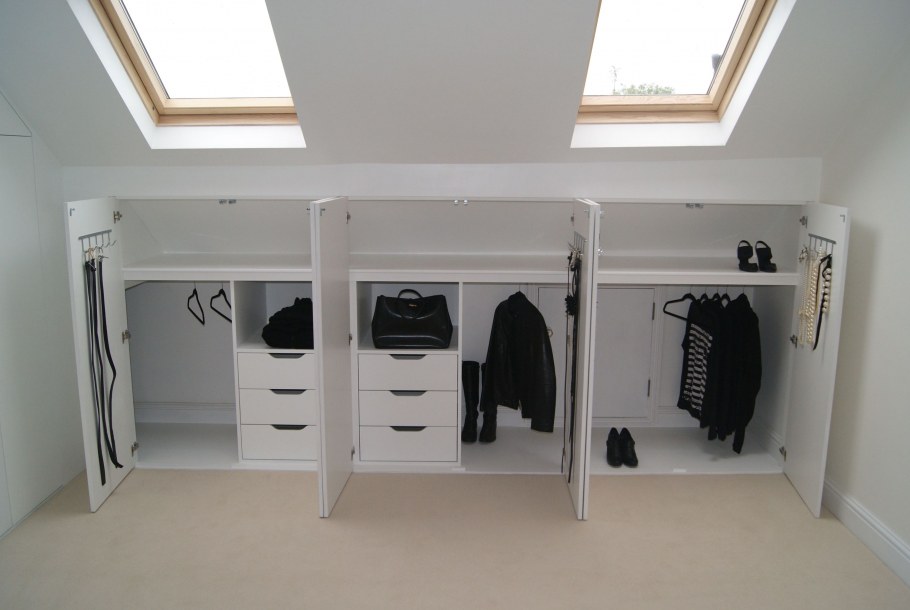 Встроенные шкафы на мансарде