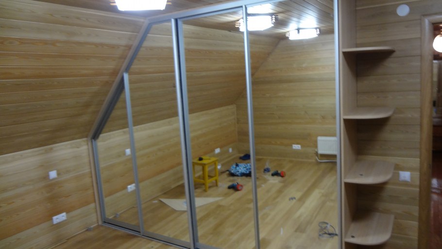 Угловой шкаф на мансарде