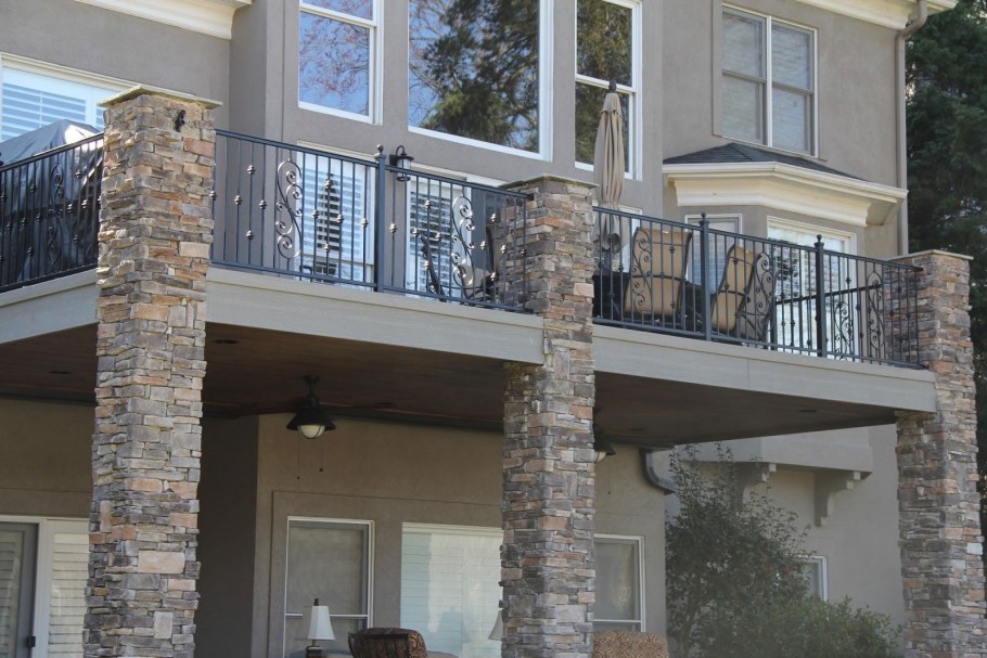 Ограждение балкона в современном стиле