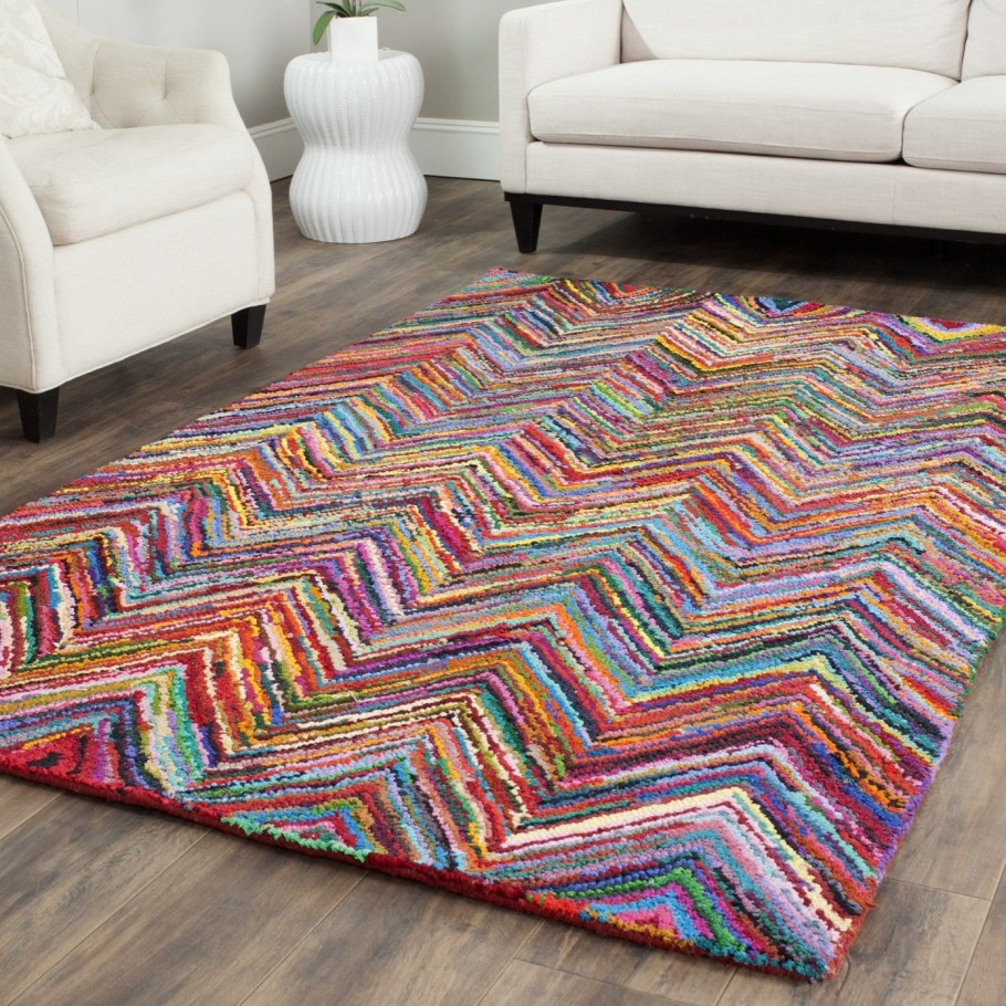 Яркий ковер