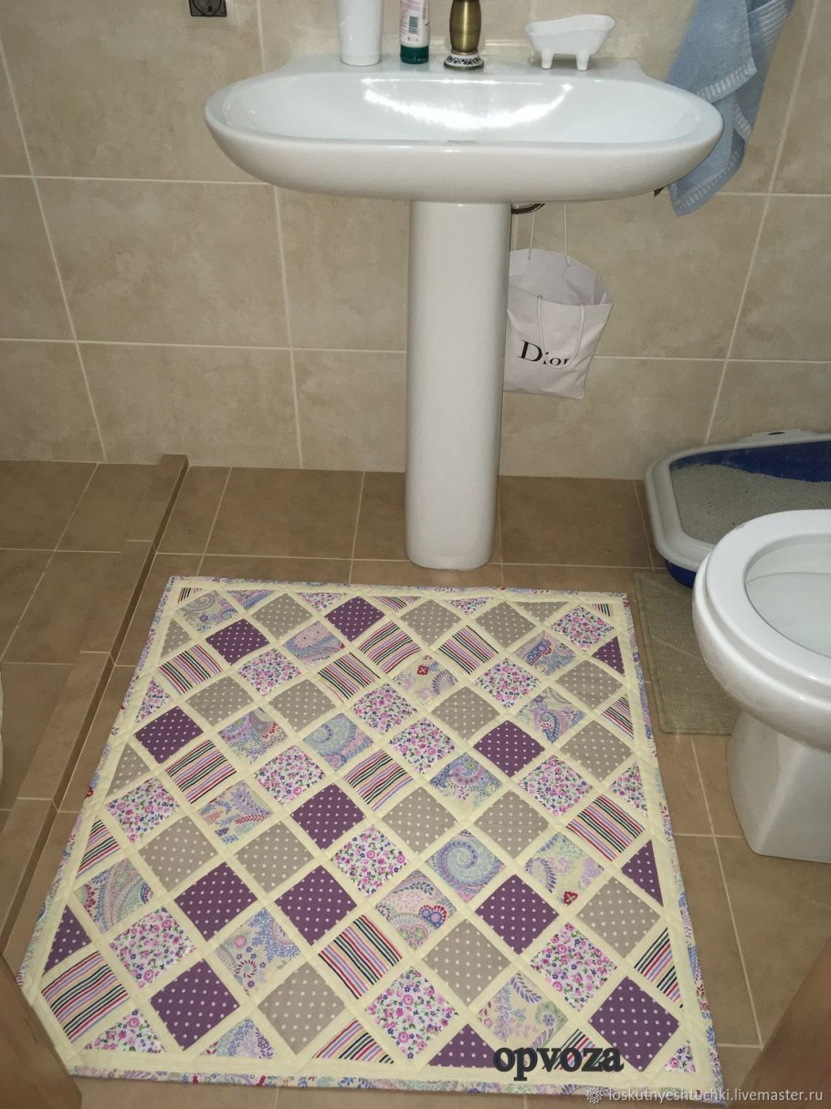 Лоскутный коврик в ванную