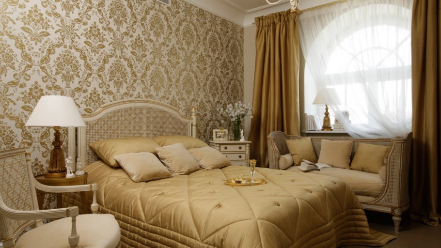 Спальня в золотистых тонах