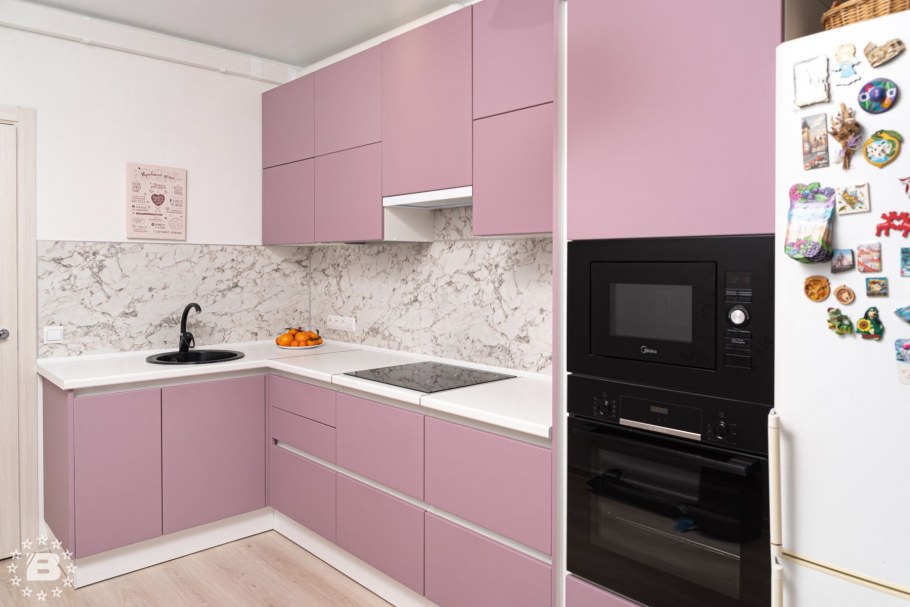 Кухня розовая матовая