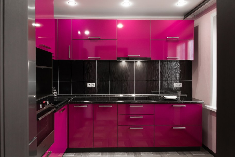 Розовая кухня с черной столешницей