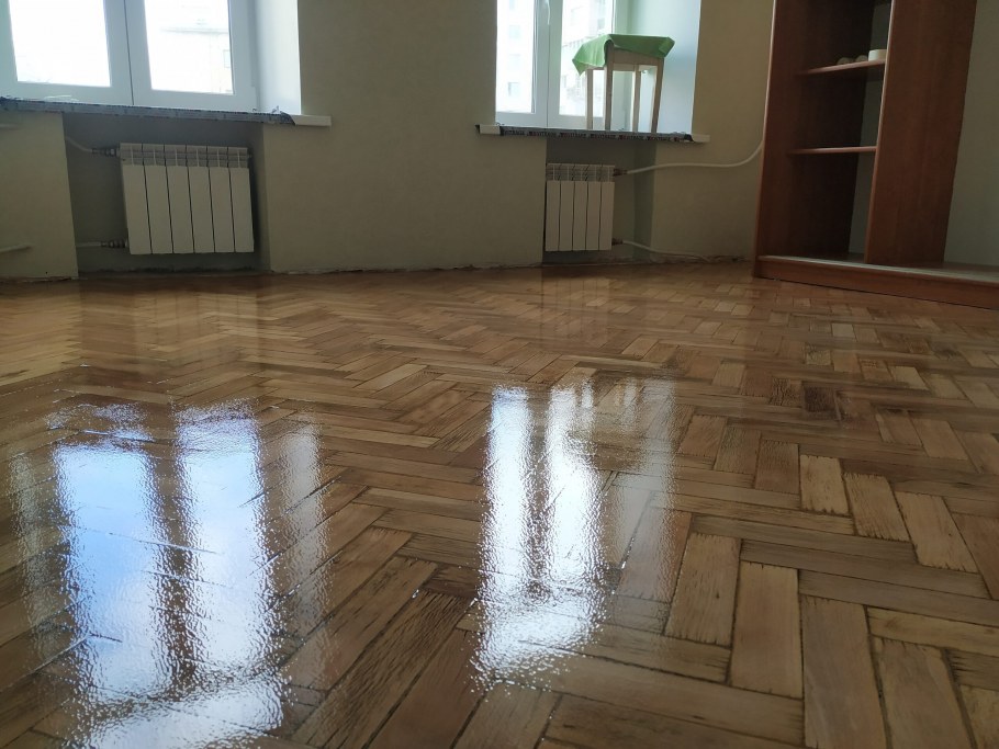 Покрытие паркета лаком краскопультом