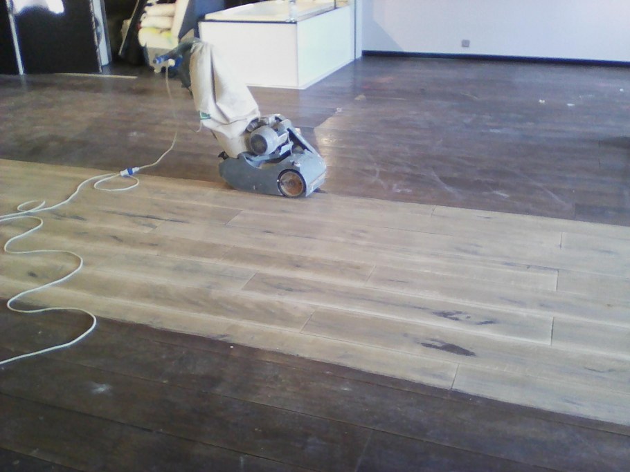 Промежуточная шлифовка паркетного лака