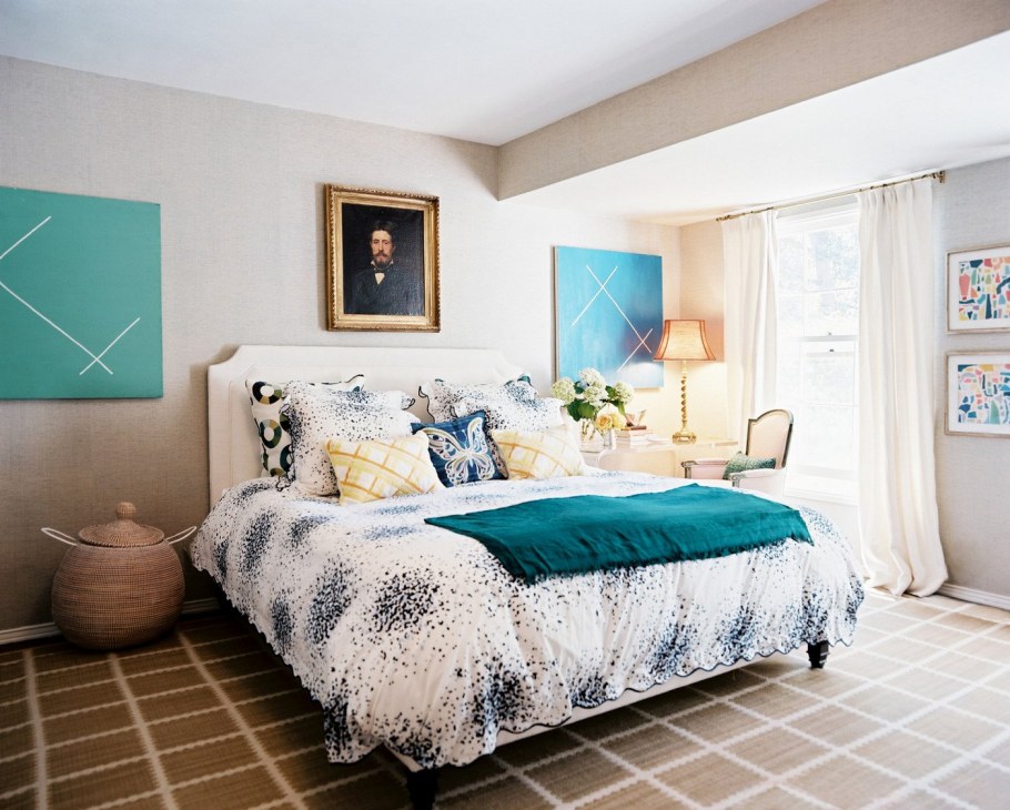 Изумрудный цвет в интерьере спальни