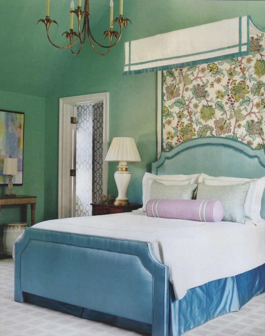 Спальня с бирюзовой стеной
