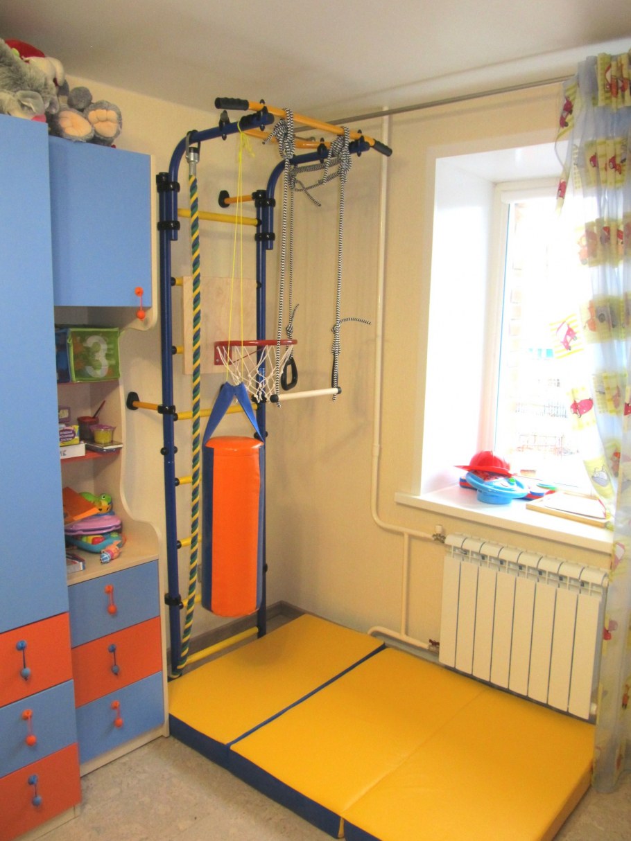 Спортивный уголок в детскую комнату