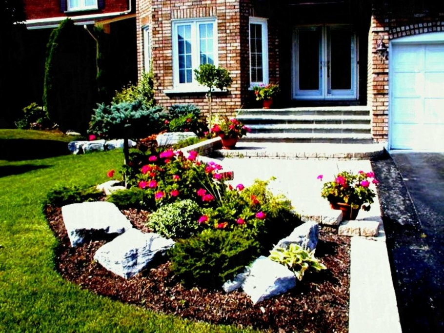 Клумба перед домом