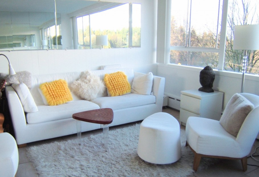 Желтый диван