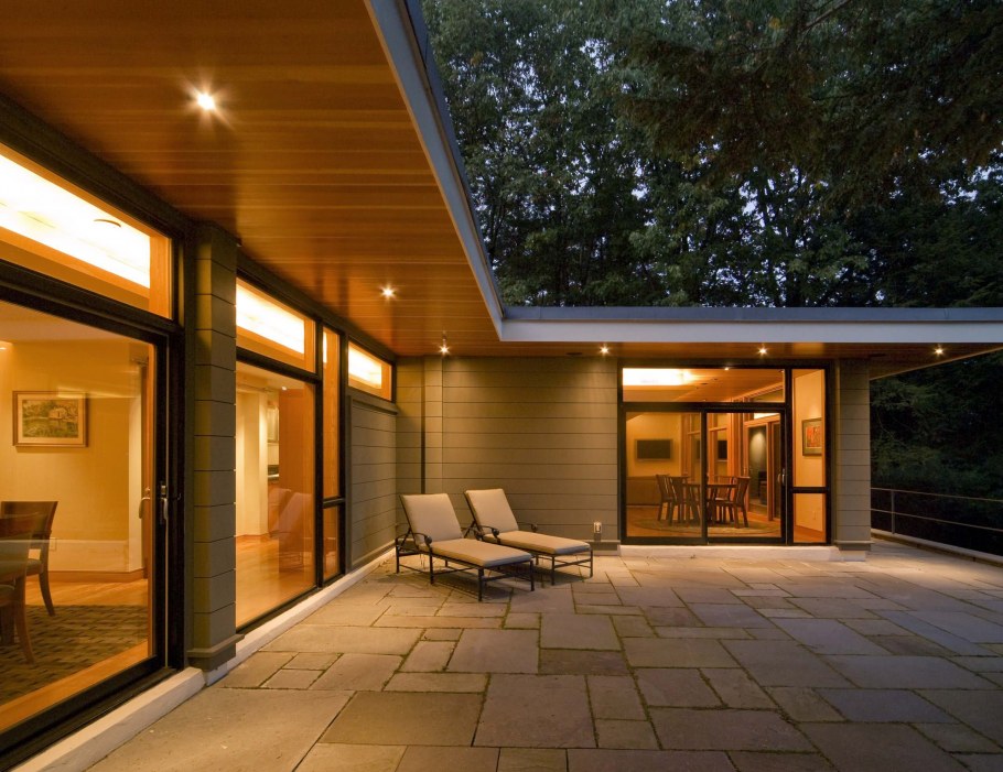 Подсветка в софитах крыши