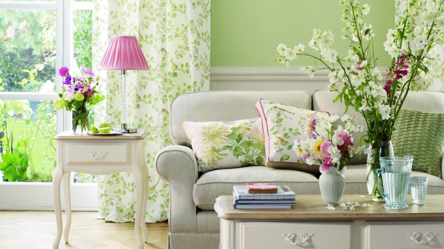 Стильные цветы комната желто красный фон