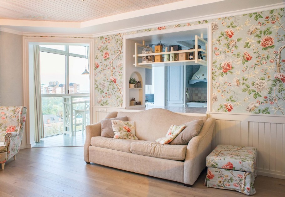 Гостиная с обоями в цветочек