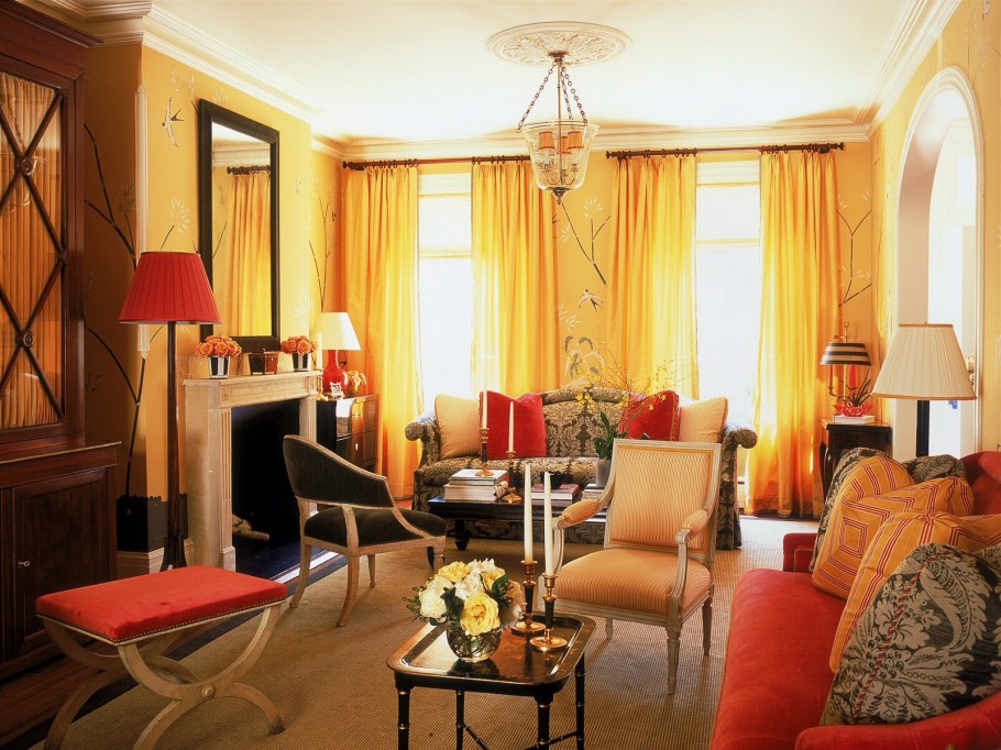 Шторы цвета охры в интерьере гостиной