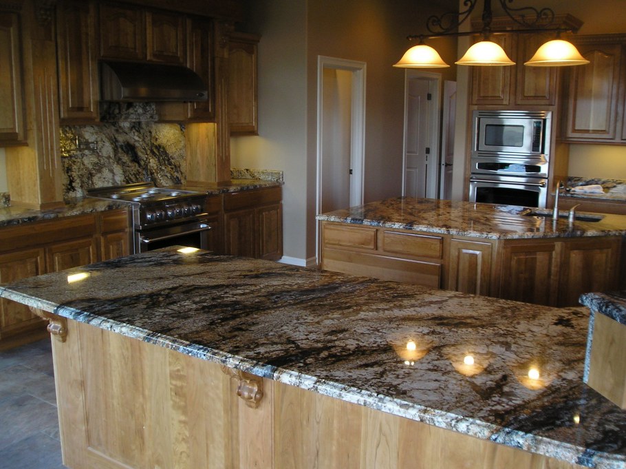 Мраморная столешница в интерьере кухни