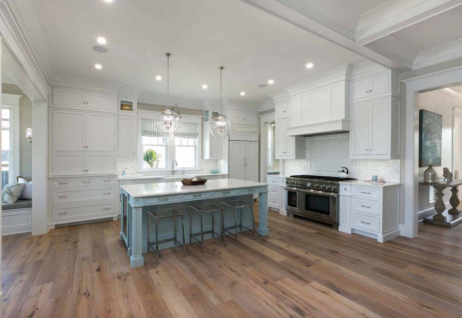 Белая кухня с мраморной столешницей