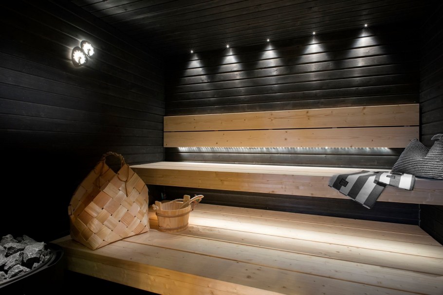 Тёмный интерьер бани