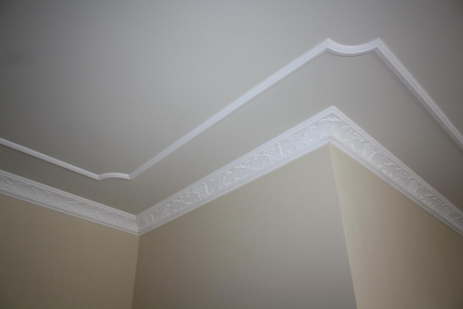 Плинтус для натяжного потолка