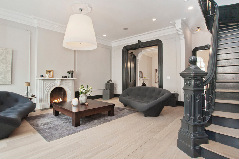 Гостиная с лестницей и камином