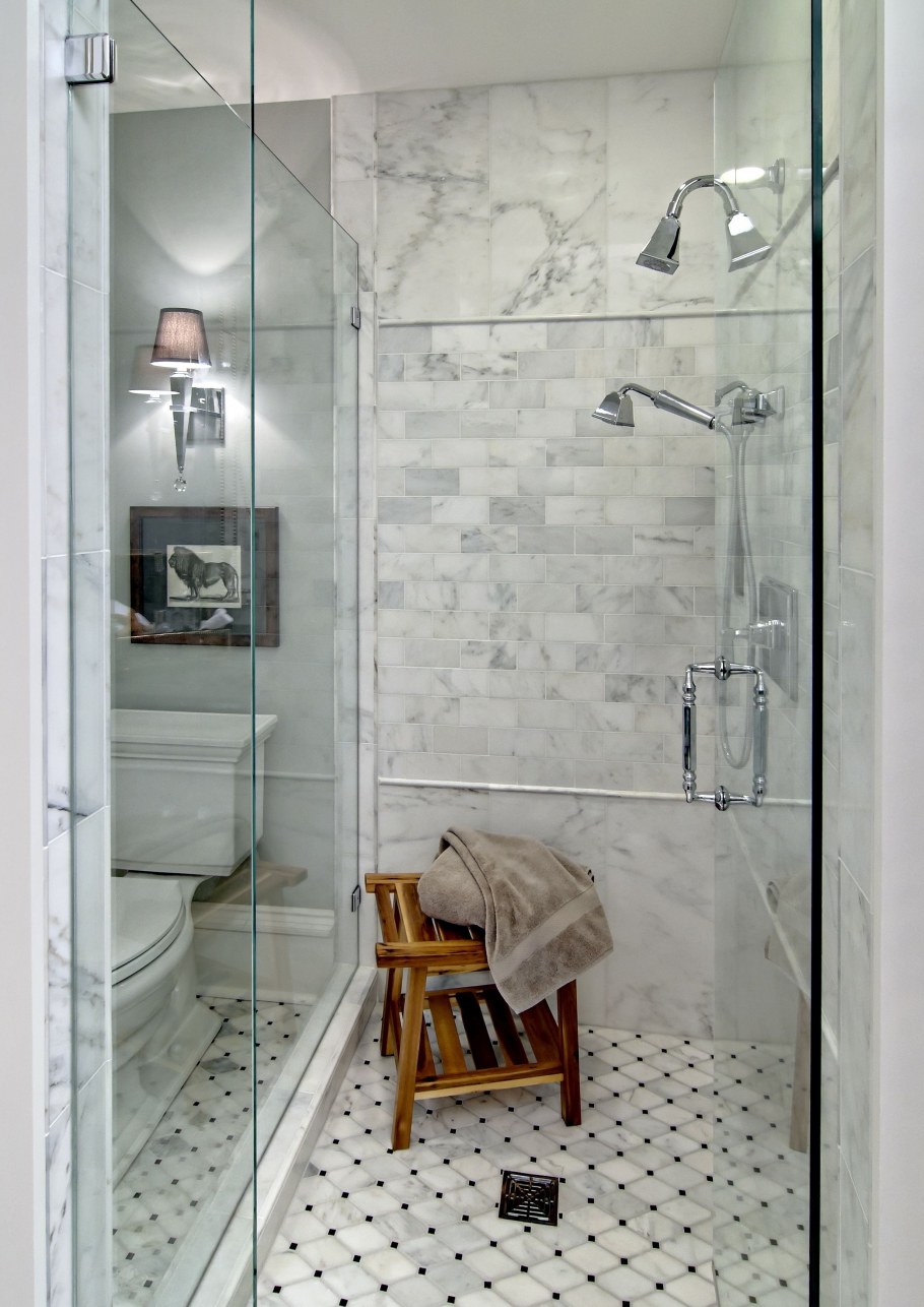 Дизайн ванной комнаты с душевой кабиной из плитки и стеклянной дверью фото