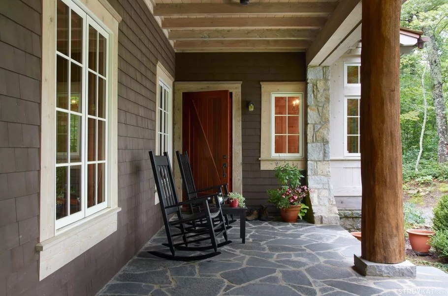 Отделка стен крыльца в частном доме