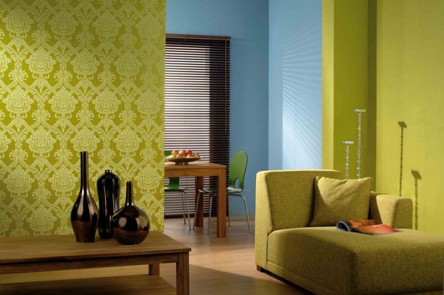 Гостиная с желтыми обоями