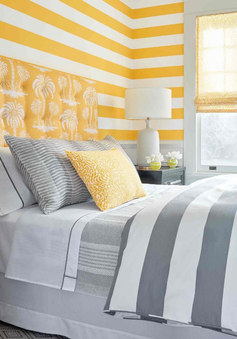 Желтые парные обои в спальню