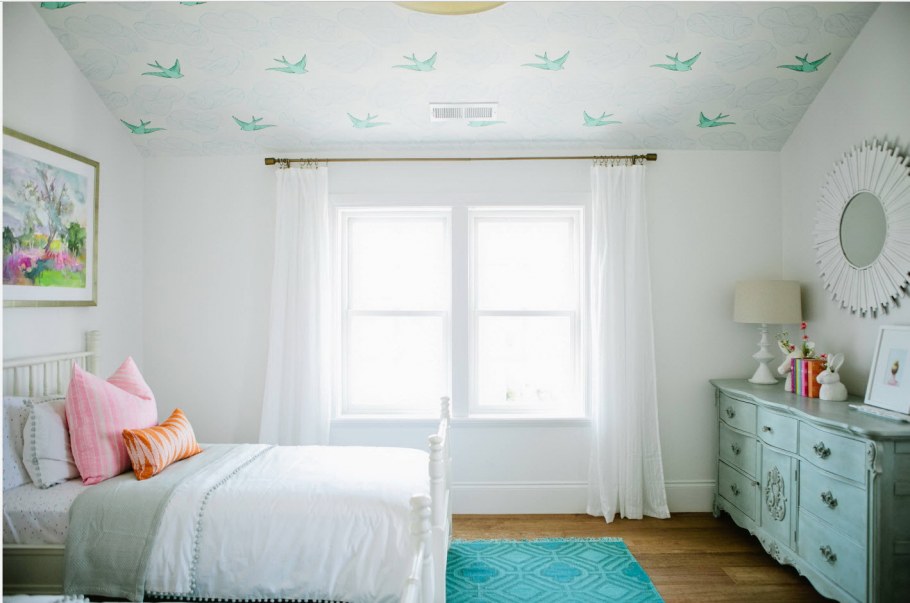 Разноцветный интерьер комнаты