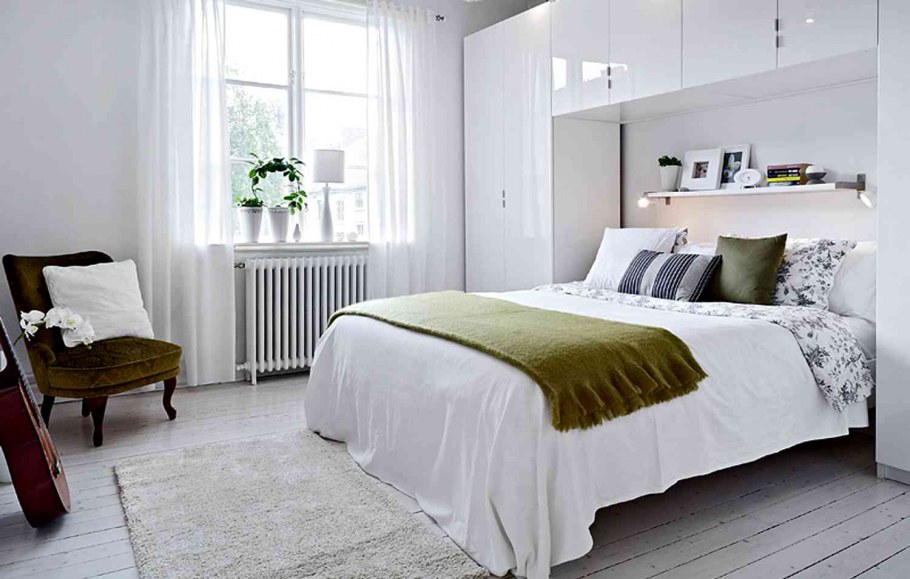 Белая кирпичная стена в спальне