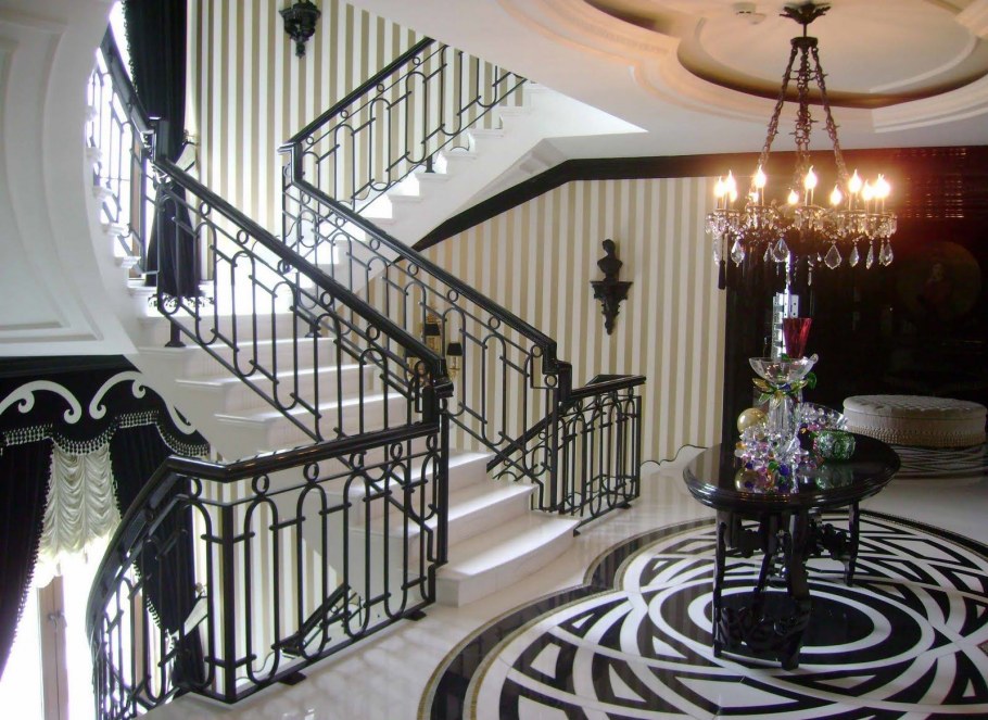 Ар деко в интерьере здания с лестницей