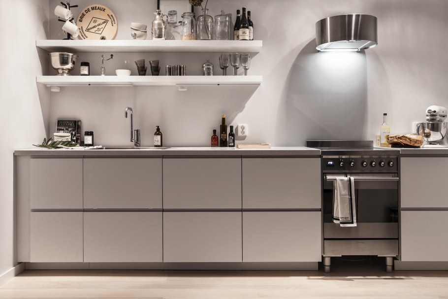 Современная кухня с открытыми полками