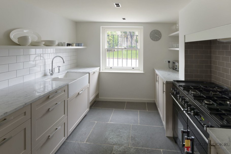 Кухня прямоугольная без верхних шкафов
