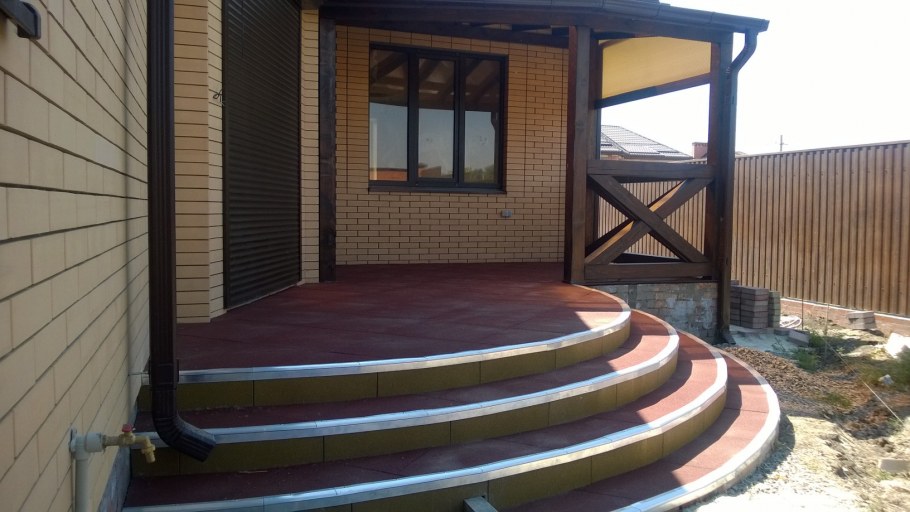 Крыльцо из резиновой плитки