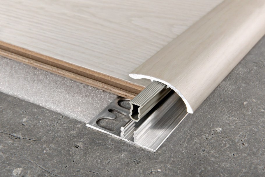 Широкий порожек для пола в проеме между комнатами