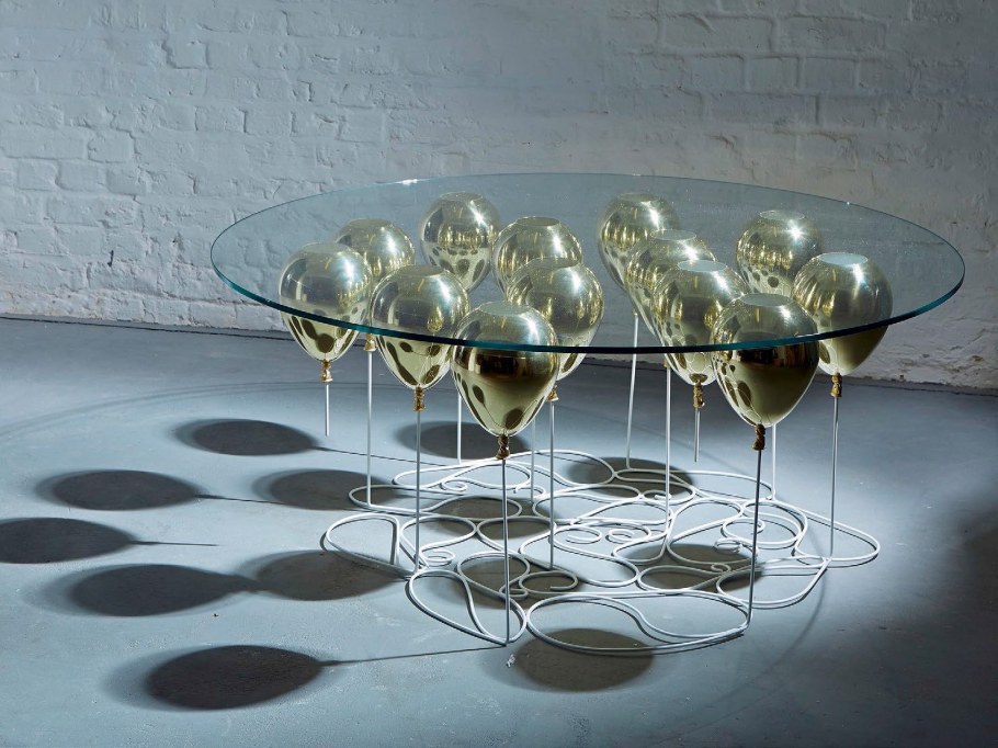 Столик из стекла необычный