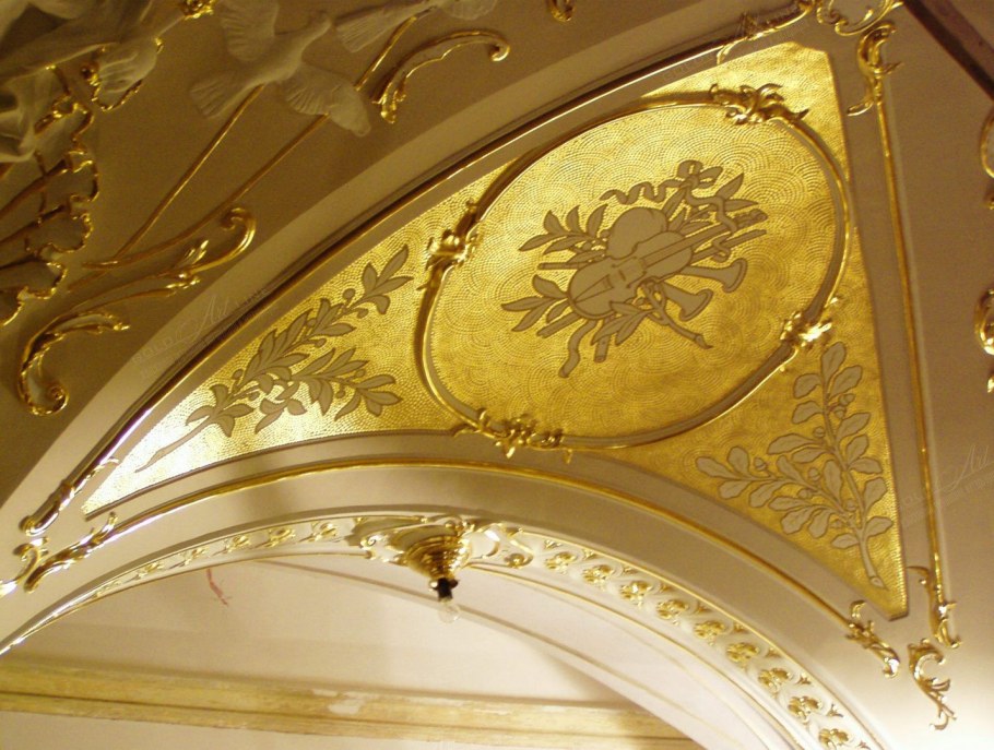 Бизнес комнаты с позолотой