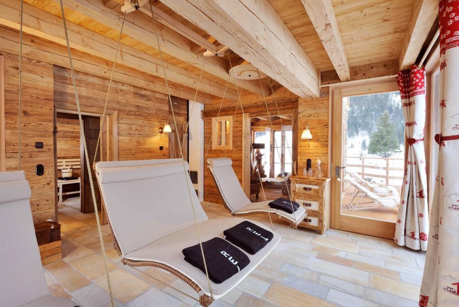 Дизайн деревом внутри дома