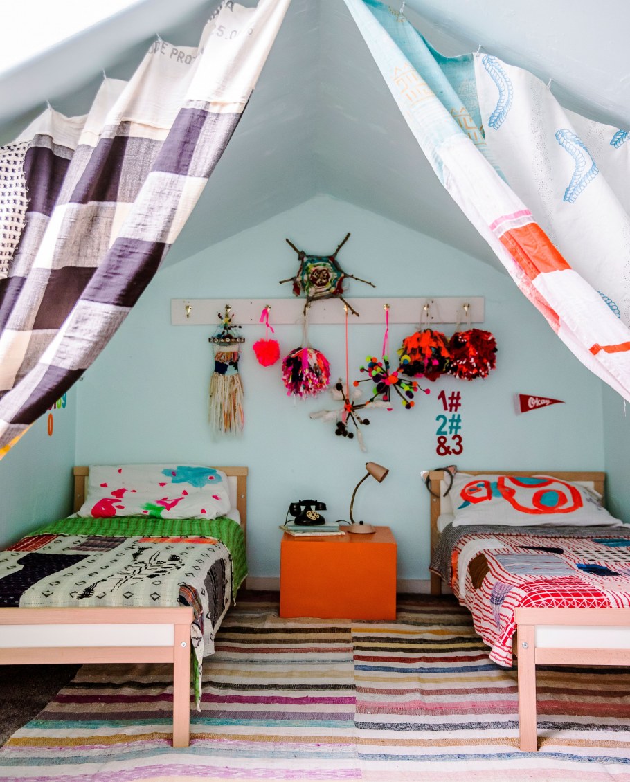 Кресло в детской комнате для девочки в скандинавском стиле