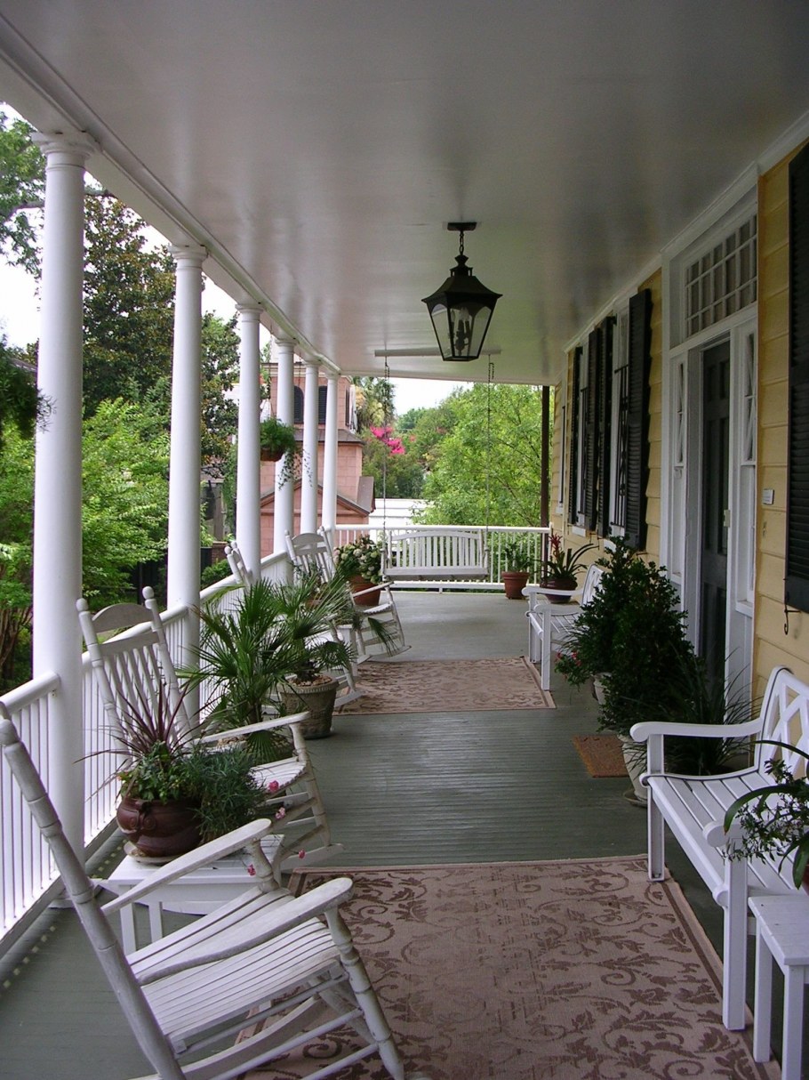 Дом с верандой по периметру