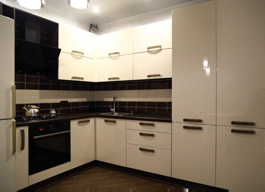 Белая глянцевая кухня