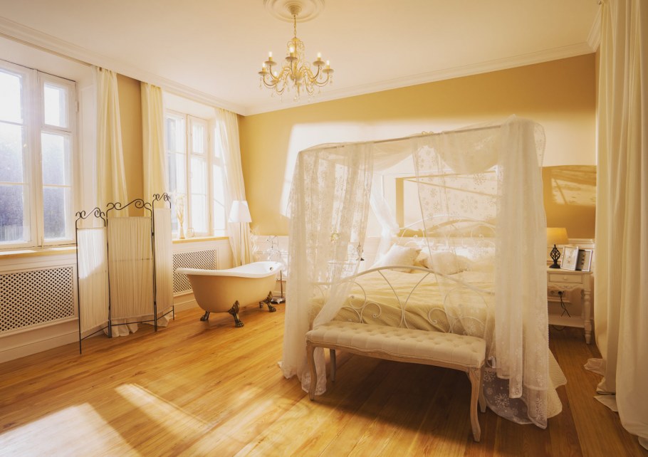 Будуар около кровати