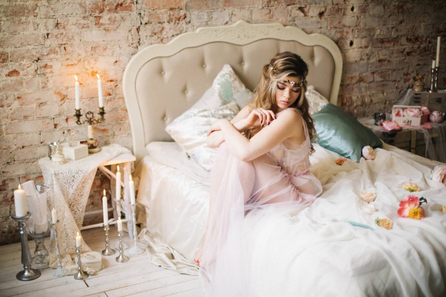 Светлая женская спальня