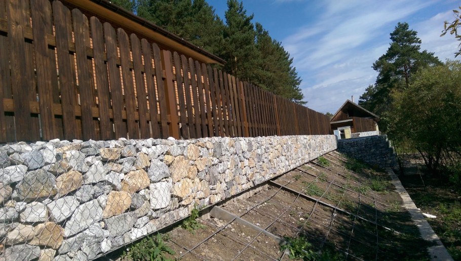 Цоколь забора из габионов