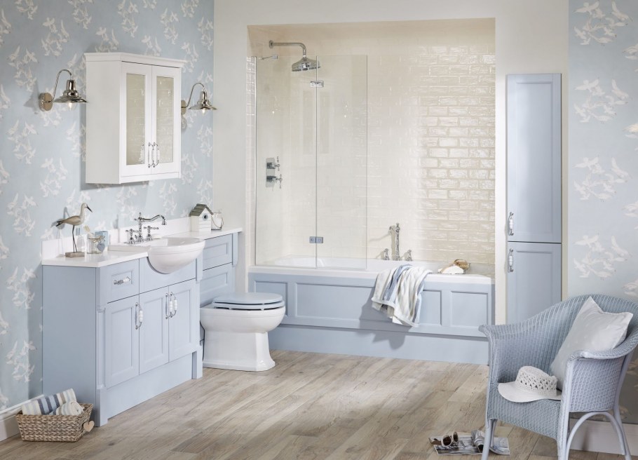 Персиковые стены в ванной