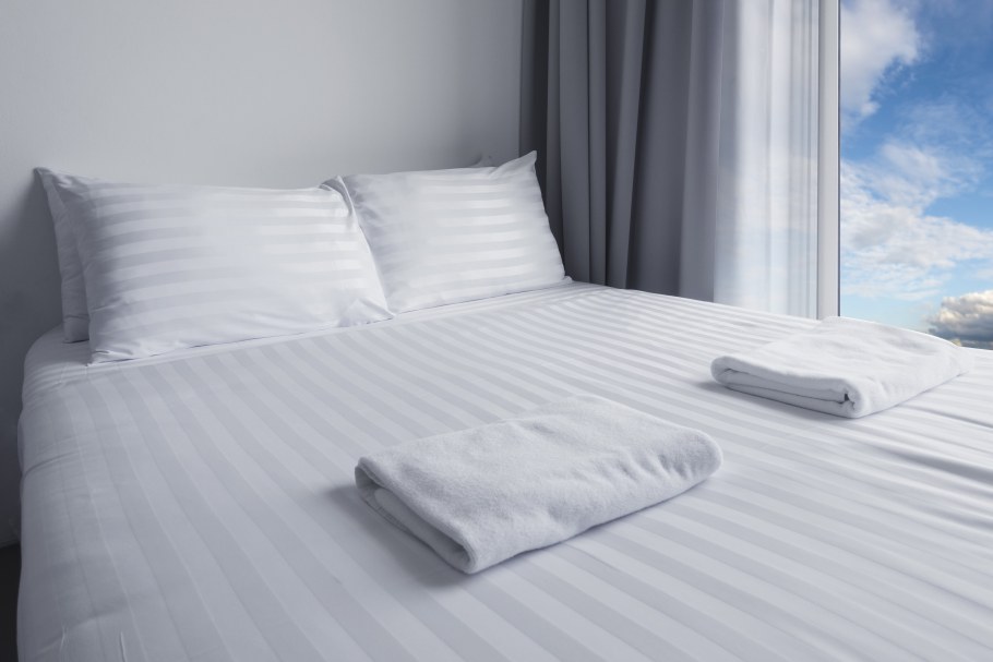 Белая кровать вид сверху