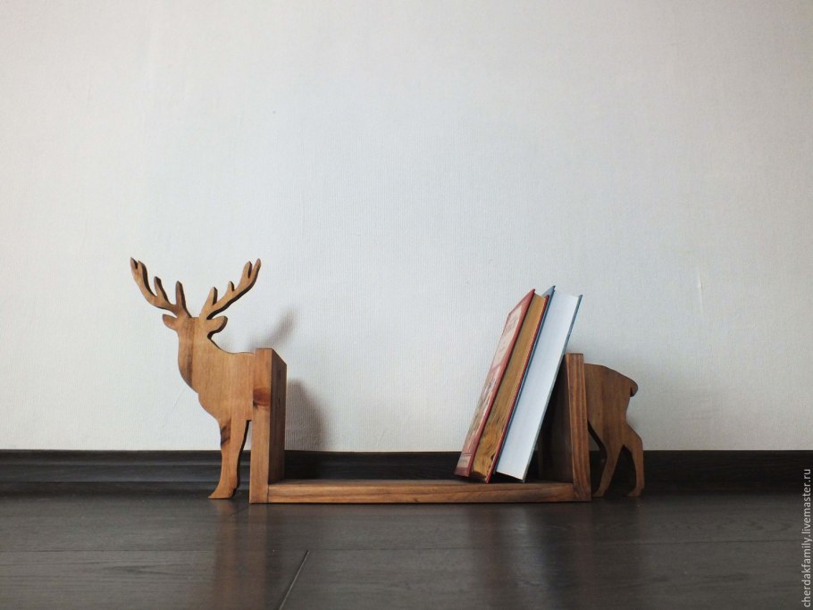 Деревянный олень полки в интерьере