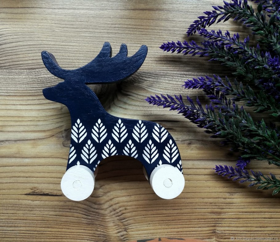 Геометрическое панно олень