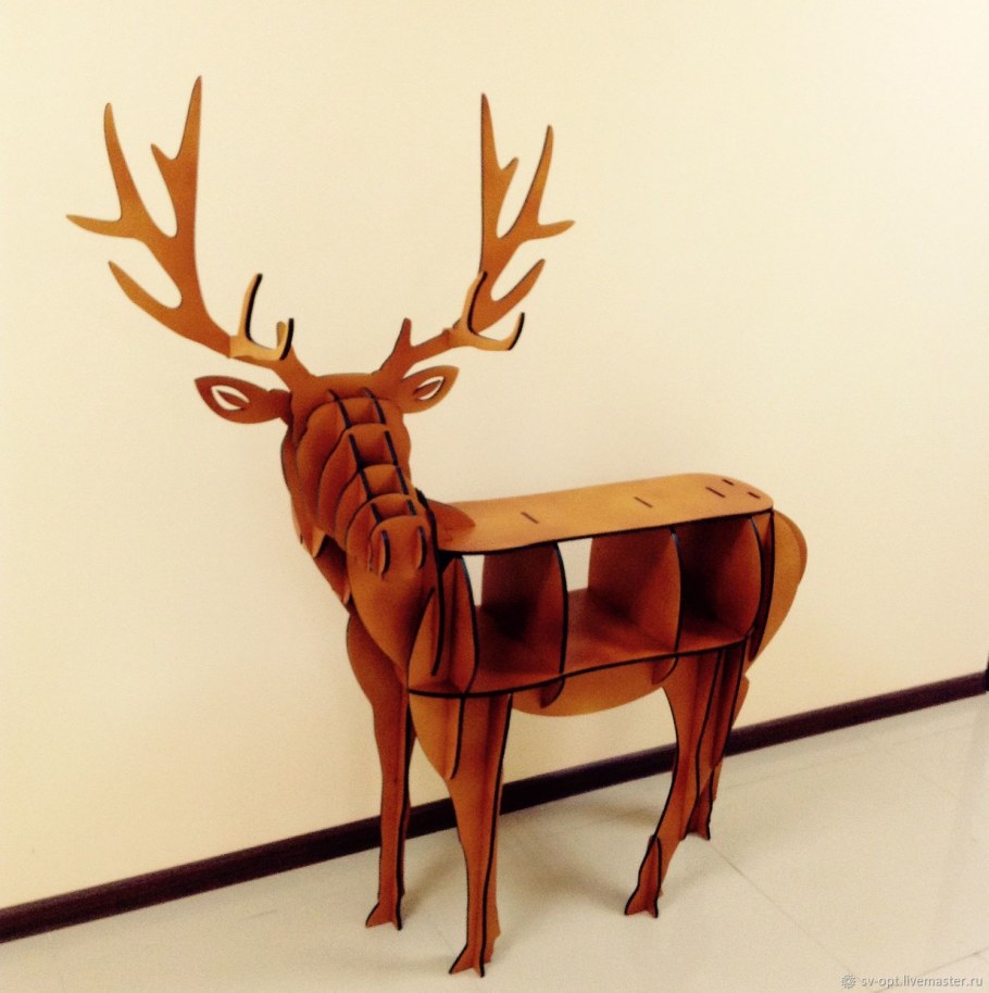 Деревянный олень из дерева