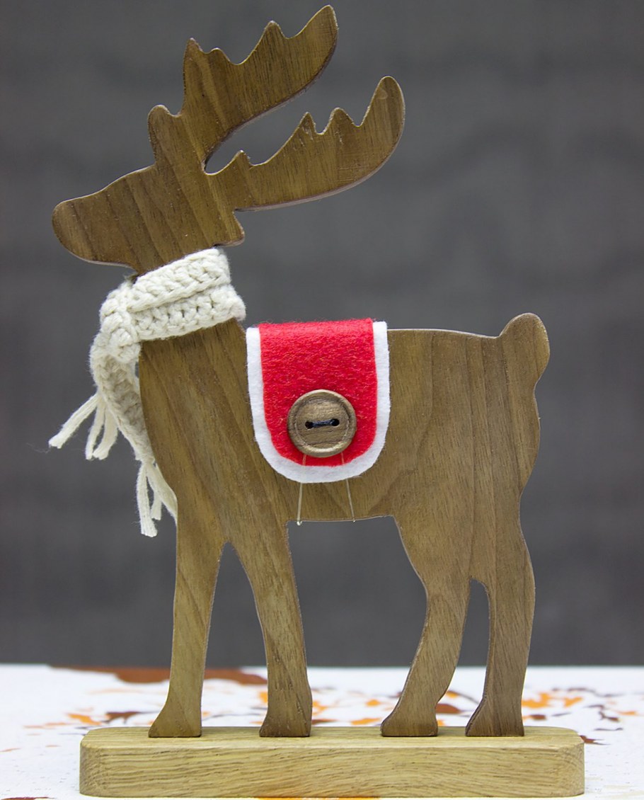 Скандинавский олень из дерева